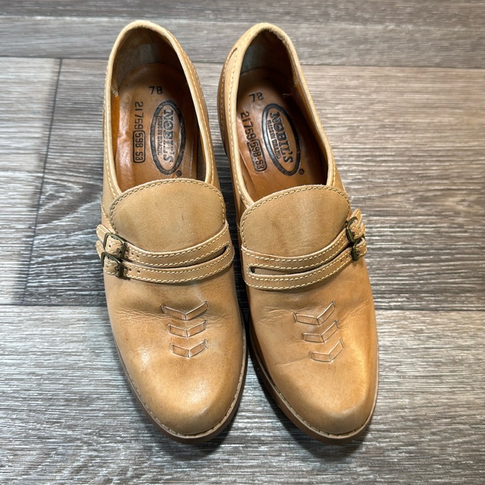 Vintage tan leather heeled loafers woman’s size 7 (d172)